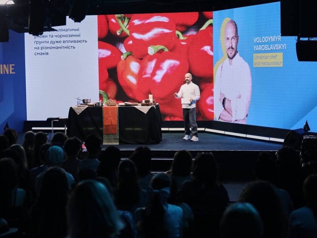 Volodymyr Yaroslavskyi en una presentación culinaria en París 2024