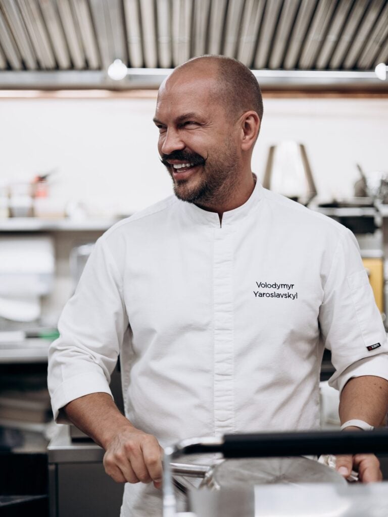 Chef Volodymyr Yaroslavskyi na cozinha aberta do Nai Cascais