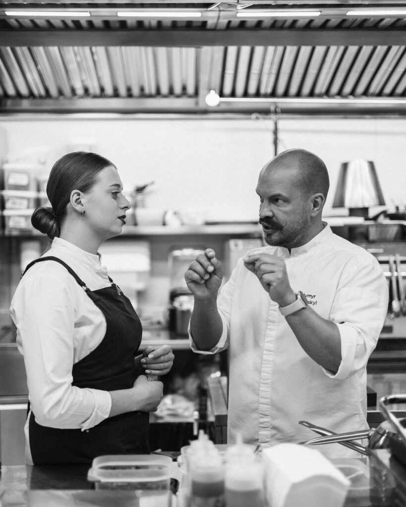 Chef Volodymyr Yaroslavskyi a orientar a equipa da cozinha