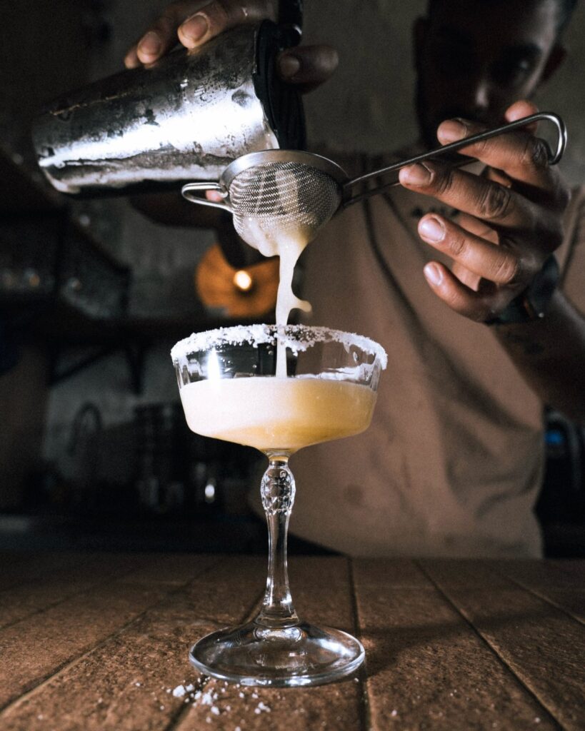 Bartender a coar um cocktail no Nai Cascais