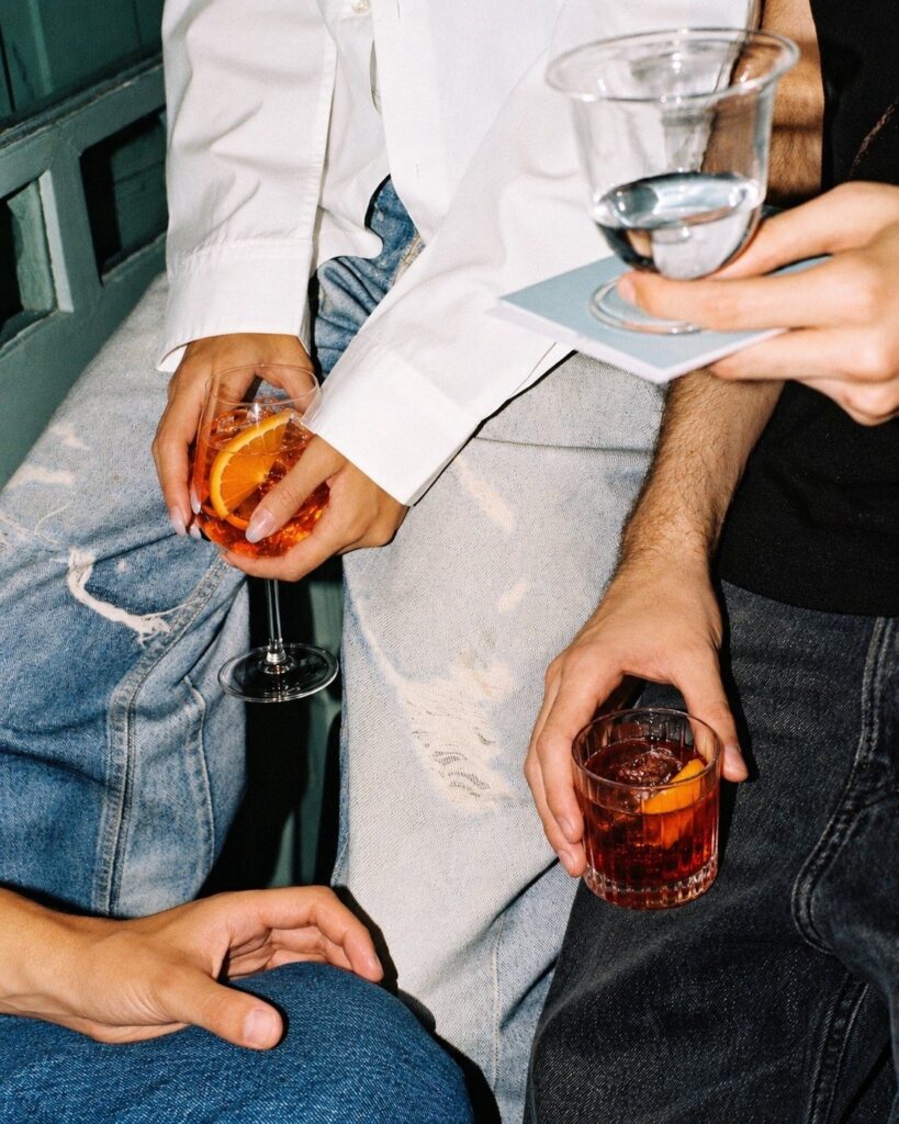 Amigos com spritz e negroni no Nai Cascais