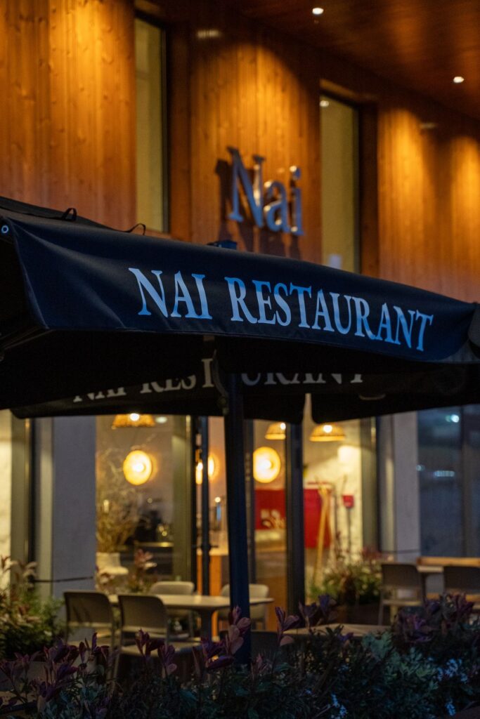 Fachada do Nai à noite