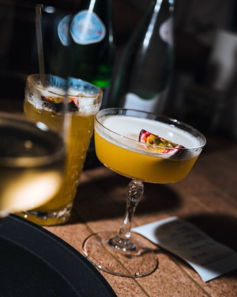 Cocktail de maracujá no Nai Cascais