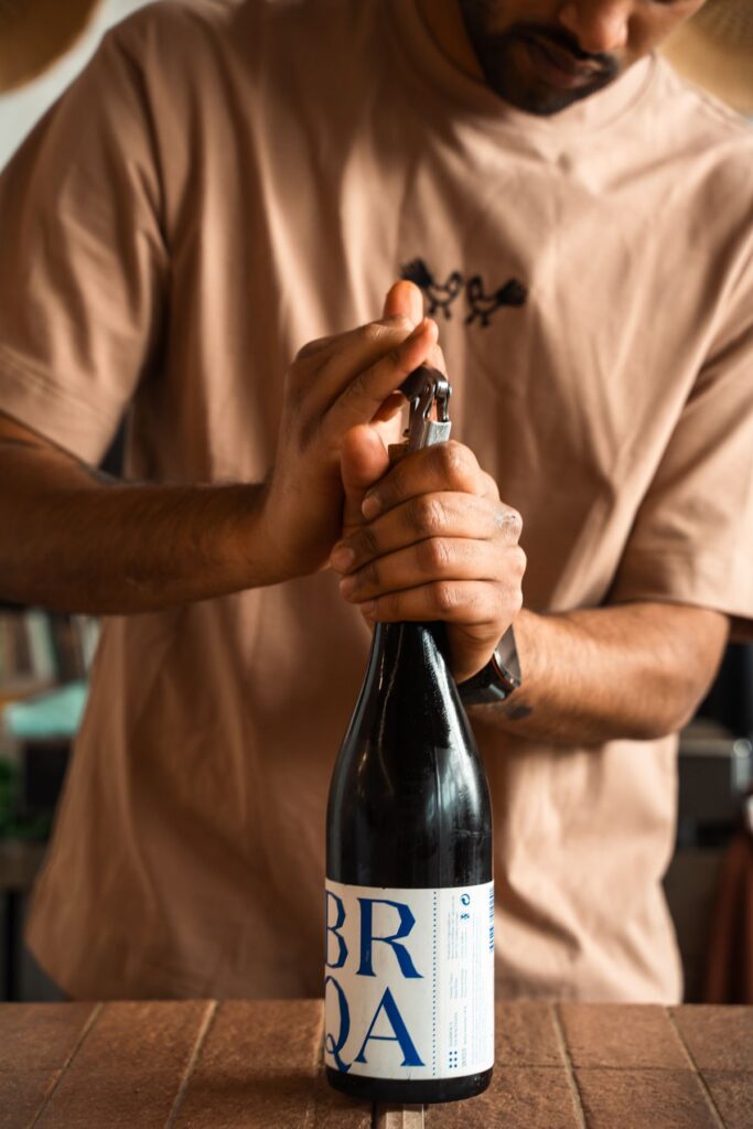 O sommelier abre a primeira garrafa