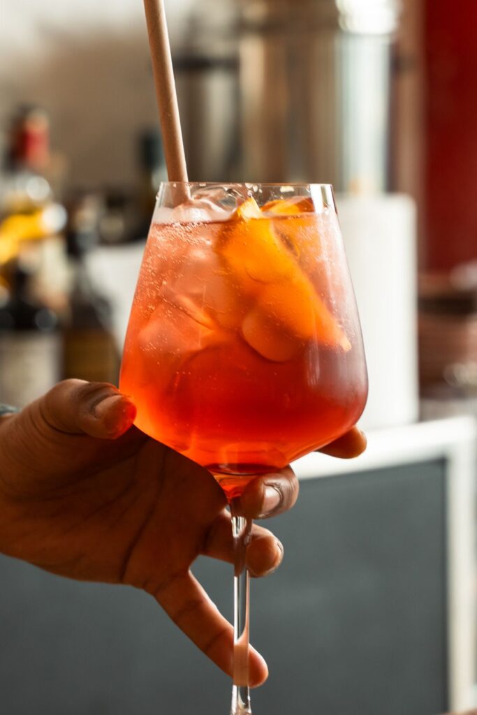O primeiro spritz do dia, ao sol