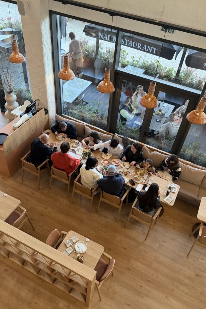 Tarde no Nai Cascais: grupo à mesa grande junto às janelas